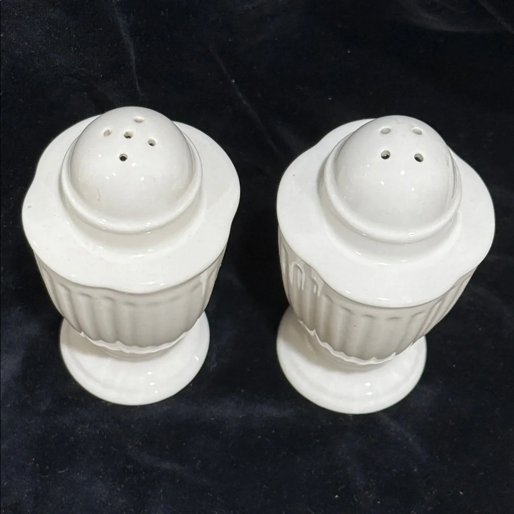 Mikasa Cream Ceramic salt 🧂 & pepper 🌶️ shakers set Italian Countryside - Picture 2 of 11